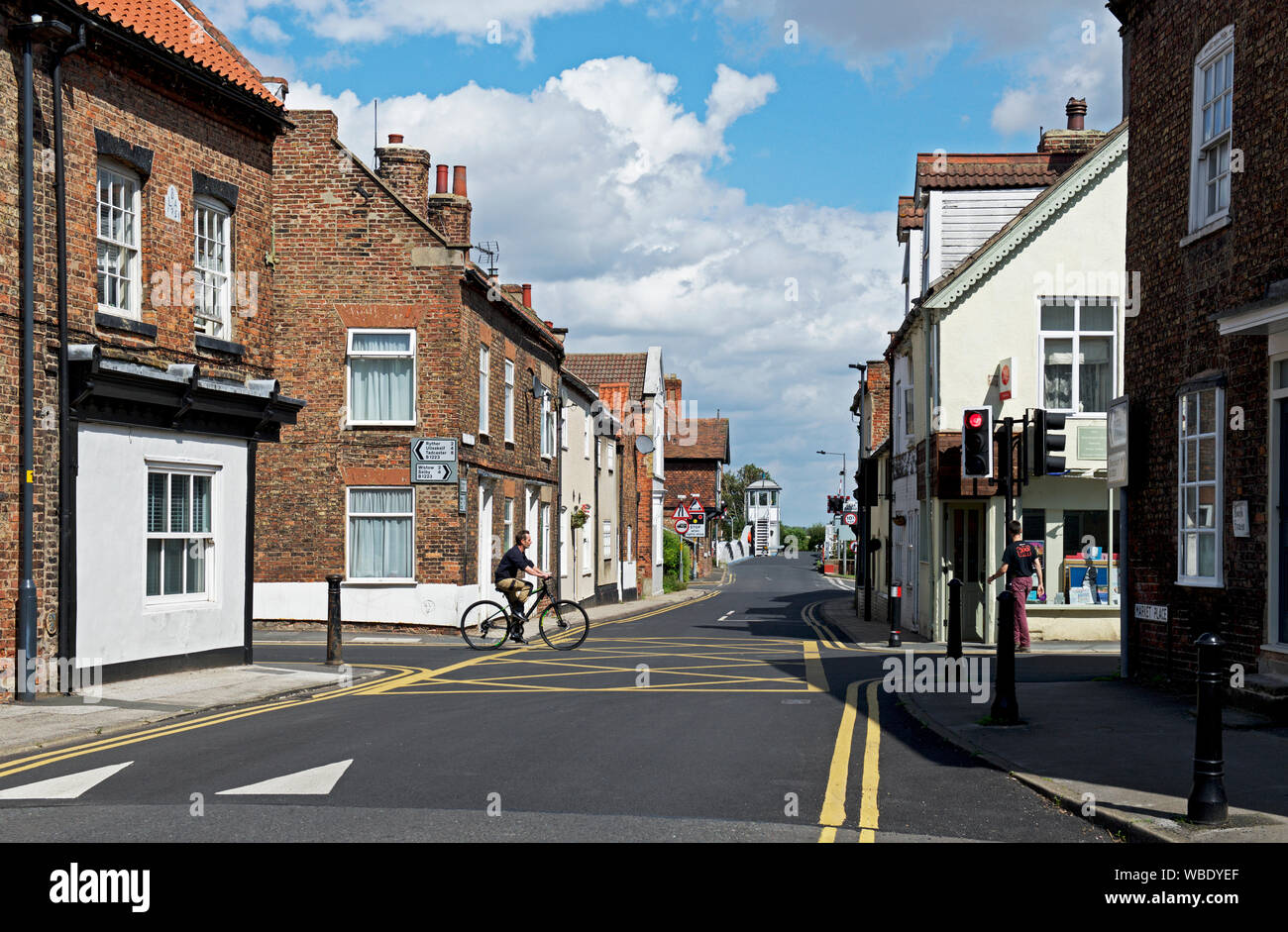 Radfahrer im Dorf Cawood, North Yorkshire, England, Großbritannien Stockfoto