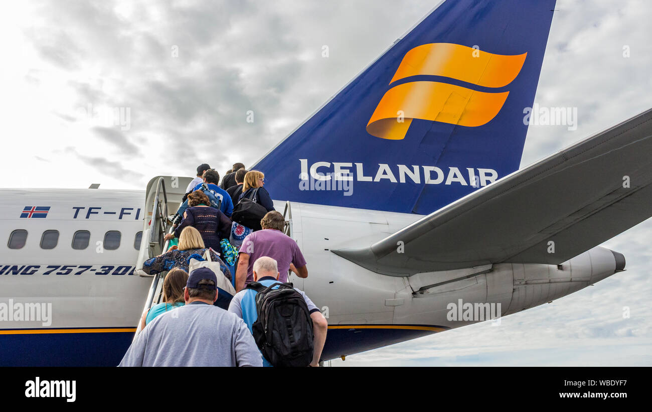 Fluggäste an Bord eines kommerziellen Jet auf dem Rollfeld in Island für einen Urlaub oder eine Reise nach Hause. Stockfoto