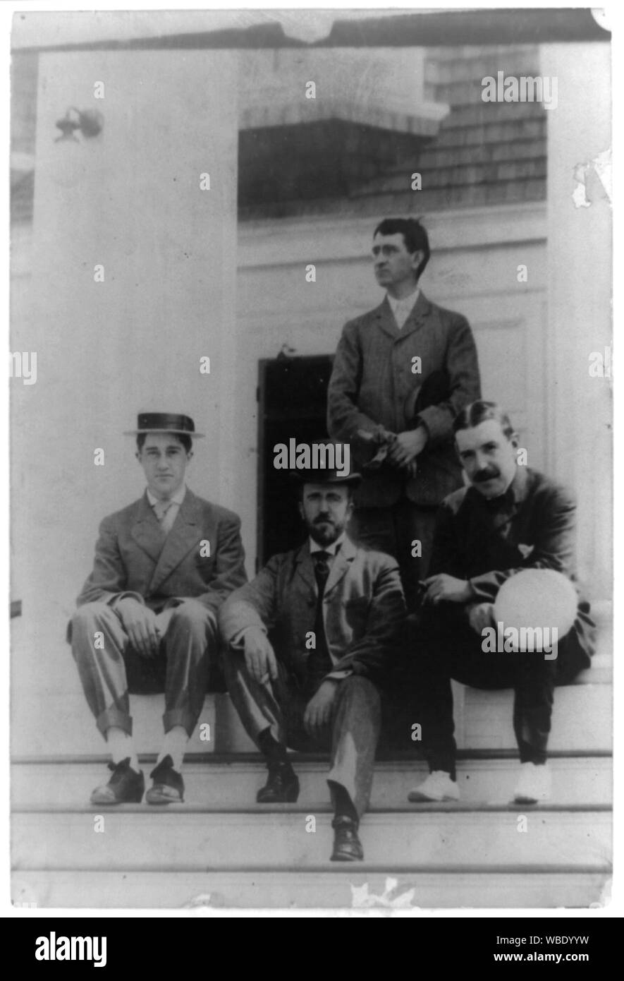 Vier Männer, Freunde von Frances Benjamin Johnston, stellte auf der Veranda Abstract / Medium: 1 Fotoabzug. Stockfoto