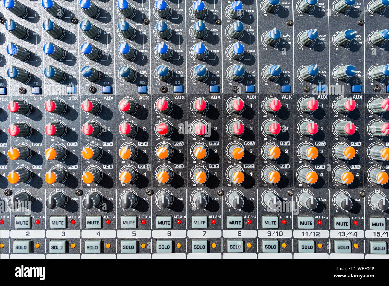 Nahaufnahme Foto eines Professional Sound Mixer mit vielen Anpassungen, knopf Schalter und Tasten der audio mixer Control Panel. Stockfoto