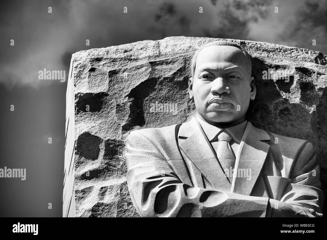WASHINGTON DC - AUGUST, 2018: Der Stein portrait Statue am Martin Luther King Jr. Memorial blickt in hellem Sonnenlicht in feierlicher Schwarz und Weiß. Stockfoto