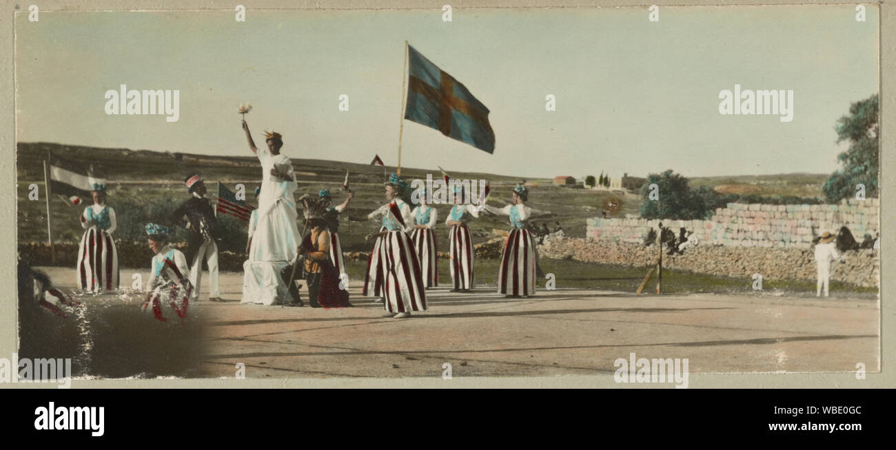 Am 4. Juli Pageant im American Colony, Jerusalem, zeigen Frauen das Tragen der roten, weißen und blauen Kostüme mit Fahnen und ein Mann und eine Frau als Uncle Sam und der Freiheitsstatue Abstract / Medium: 1 Fotoabzug gekleidet. Stockfoto