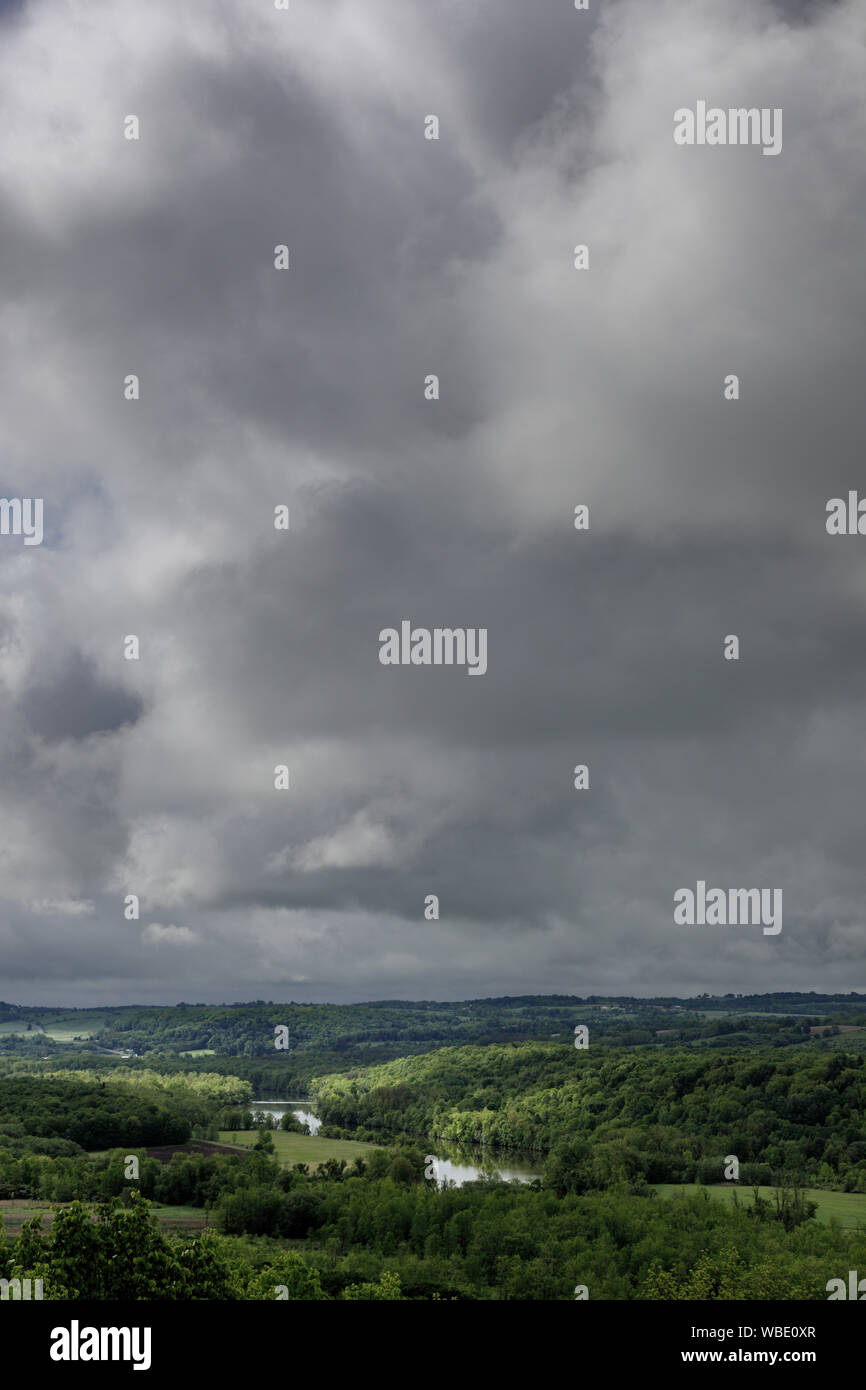 Die Mohawk River schlängelt sich durch die Mohawk Valley in der Nähe von Wenig fällt in Herkimer County, New York State, USA. Stockfoto