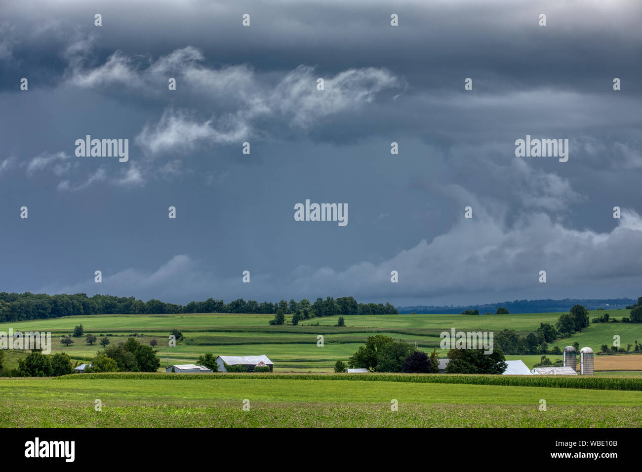 Sommer Sturmwolken über Farm Land der Mohawk Valley von Montgomery County, New York State, USA. Stockfoto
