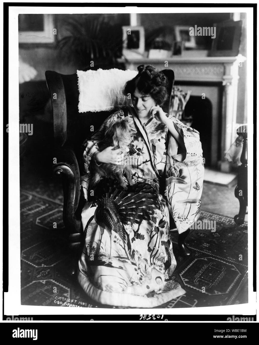 Frances Alda, in voller Länge Porträt, Sitzen, nach links, tragen Kimonos, holding Hund Abstract / Medium: 1 Fotoabzug. Stockfoto