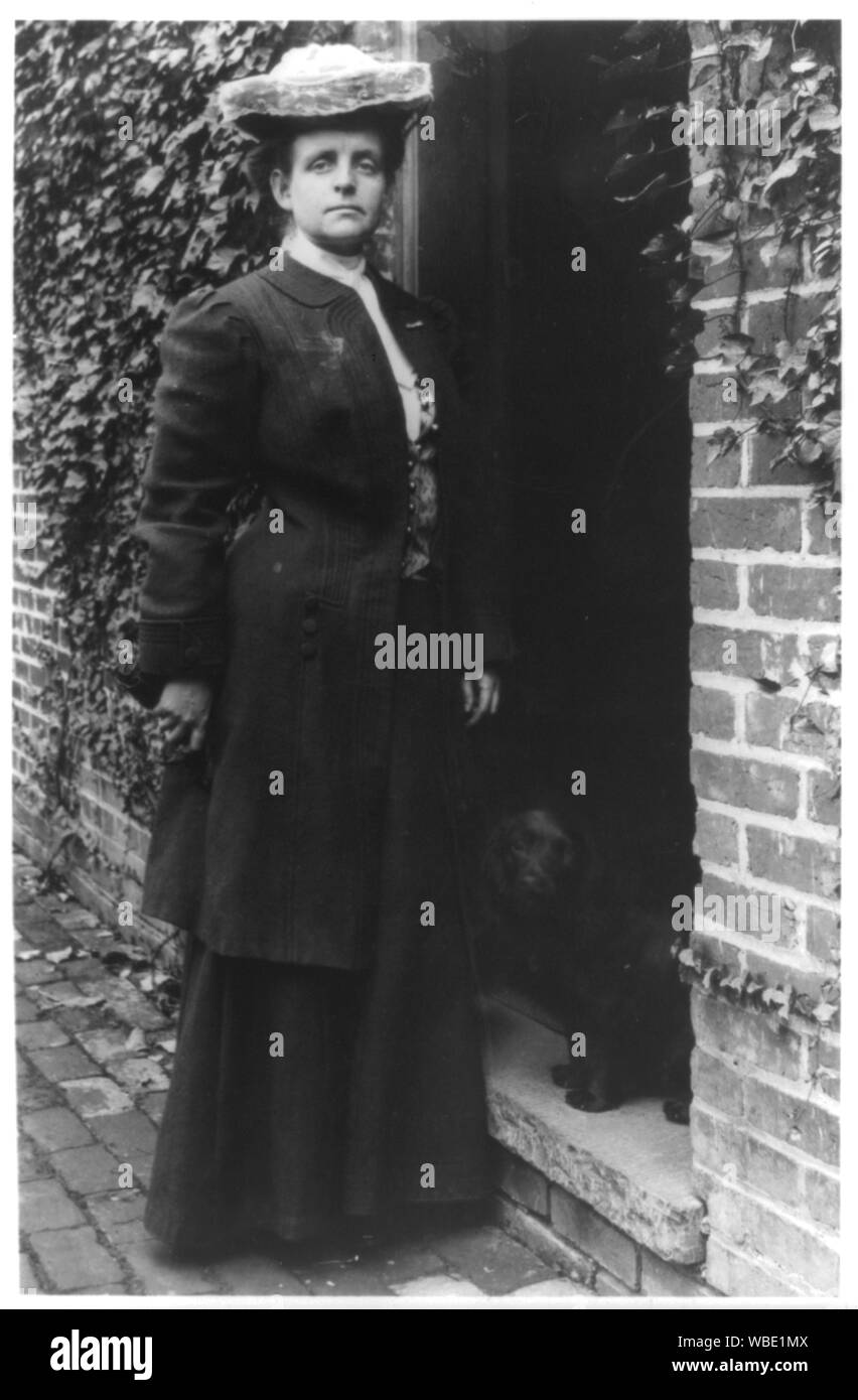 Frances Benjamin Johnston, in der Tür mit Cocker Spaniel Abstract / Medium: 1 Fotoabzug. Stockfoto