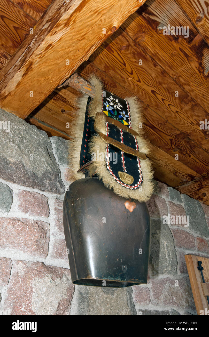 Riesige Kuh Glocke unter dem Dach hängen, Alta Val di Non (Nonstal), Trentino Alto Adige, Italien Stockfoto