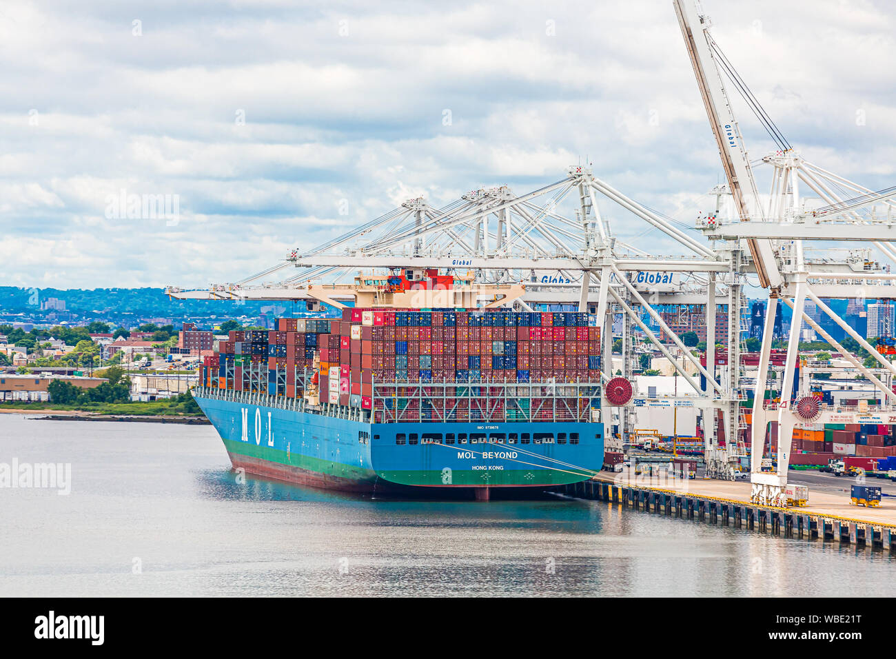 Ein Frachter in Bayonne, New Jersey geladen Stockfoto