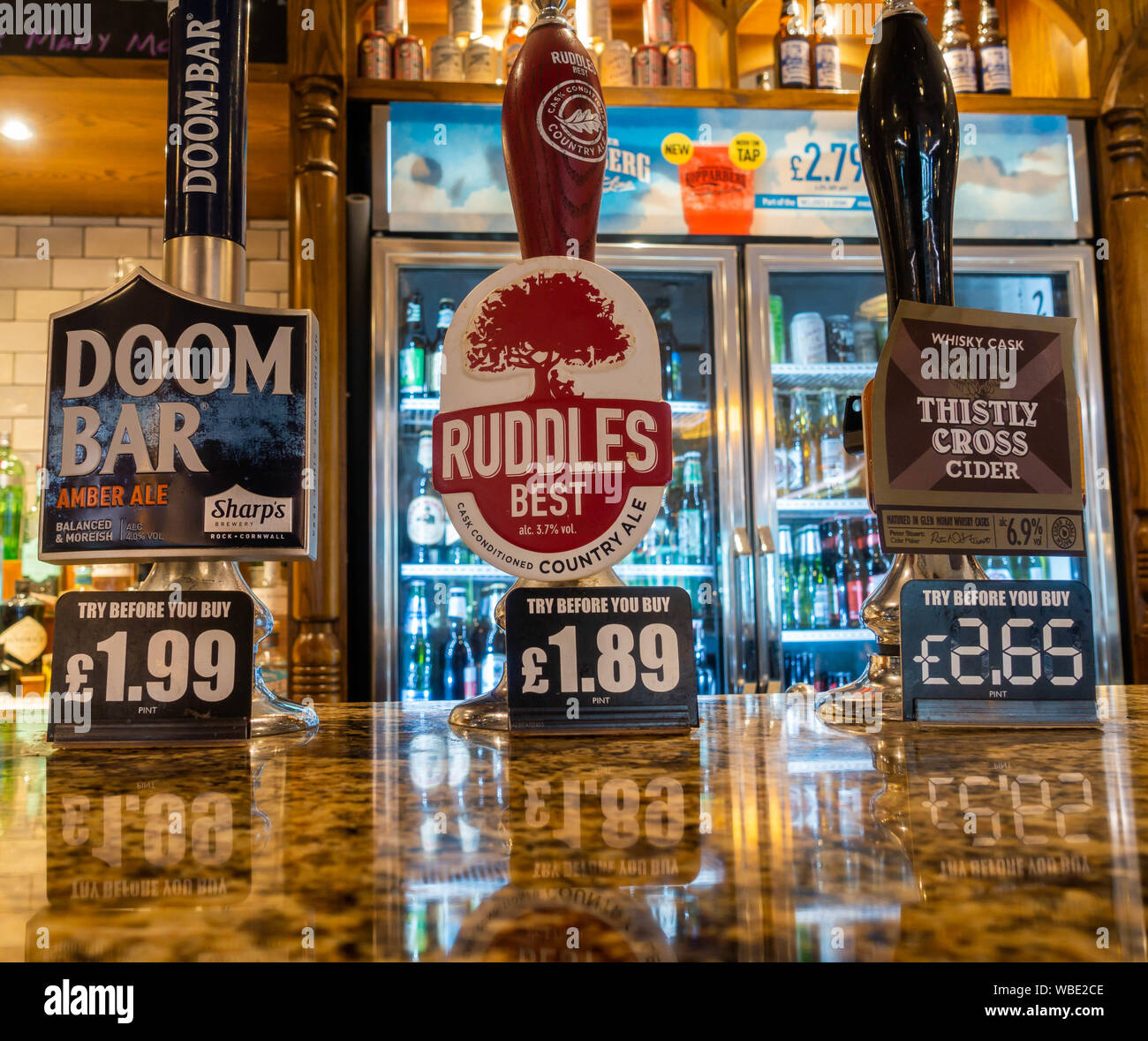 Nord-süd-Gefälle. Bier weniger als zwei Pfund ein Pint in JD Wetherspoon Pub in Nordost-england. Großbritannien Stockfoto