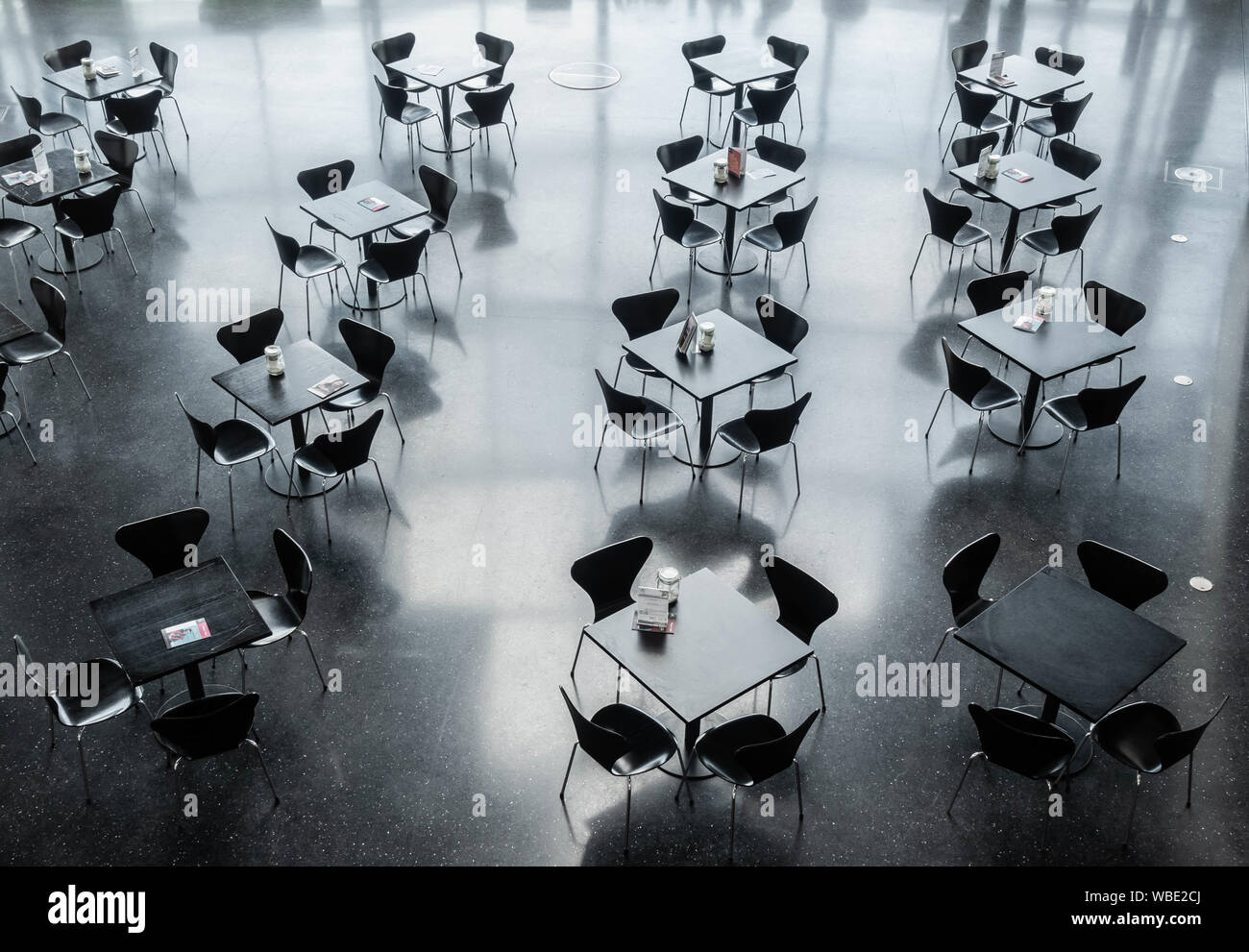 Leere Tische im Cafe, Restaurant. Stockfoto