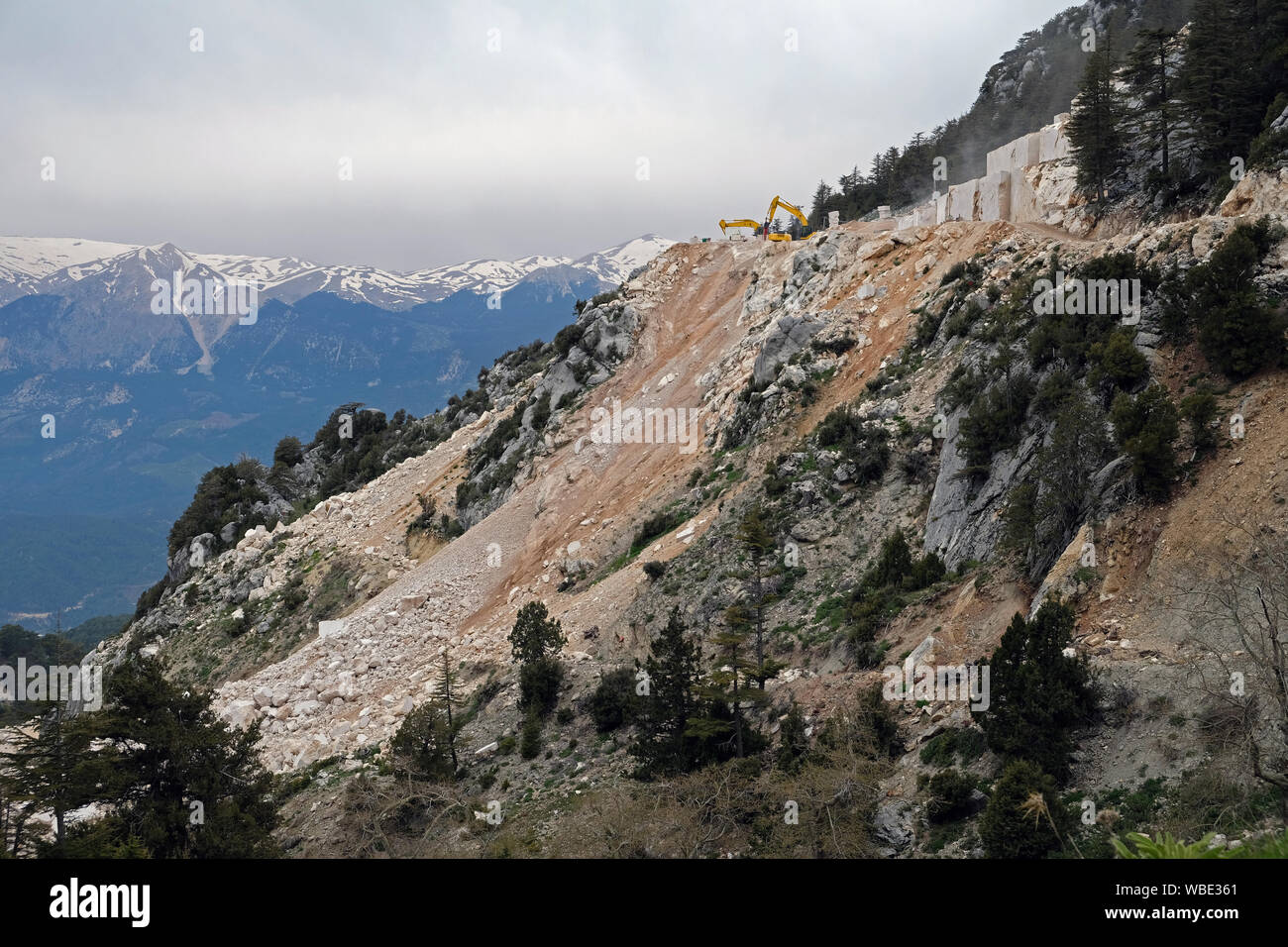 Wahllos geöffnet Steinbrüche geben, erhebliche Schäden an der Natur und der Wälder Stockfoto