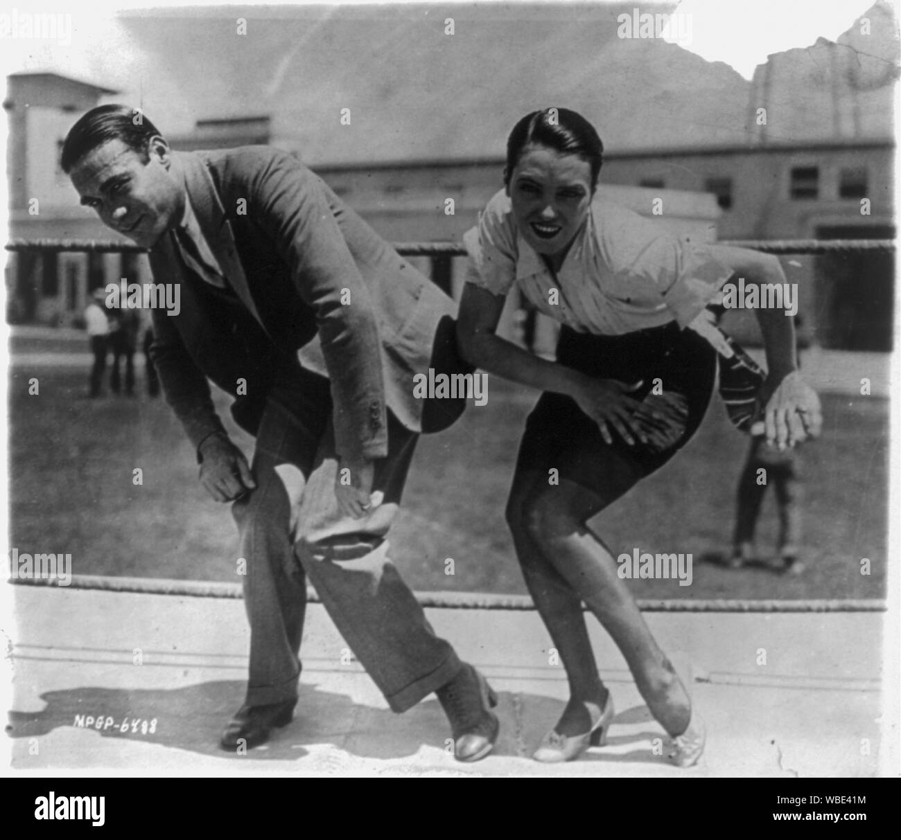 Frank Farnum - wahrscheinlich nicht die Western Star Frank Farnum - Coaching Pauline Starke die Charleston zu für den Film ein wenig von der Broadway (release Titel Bright Eyes) zu tun. Mai 9, 1925 Abstract / Medium: 1 Fotoabzug. Stockfoto