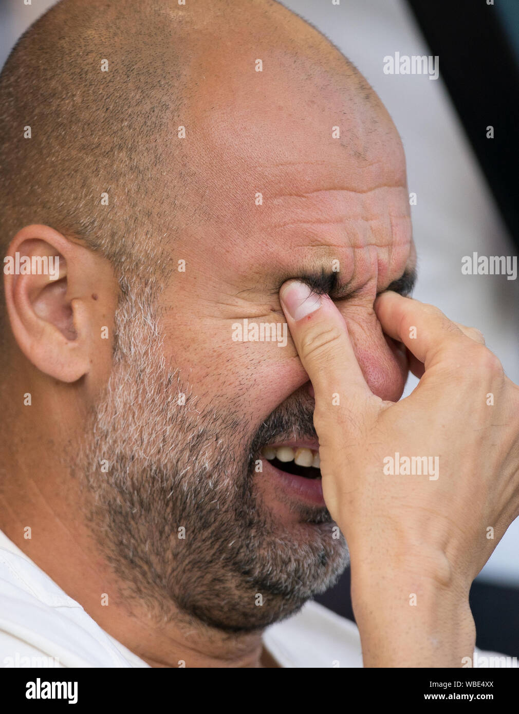 Man City Manager Pep Guardiola beim Premier League Spiel zwischen London und Manchester City an der Goldsands Stadion, London, England Stockfoto