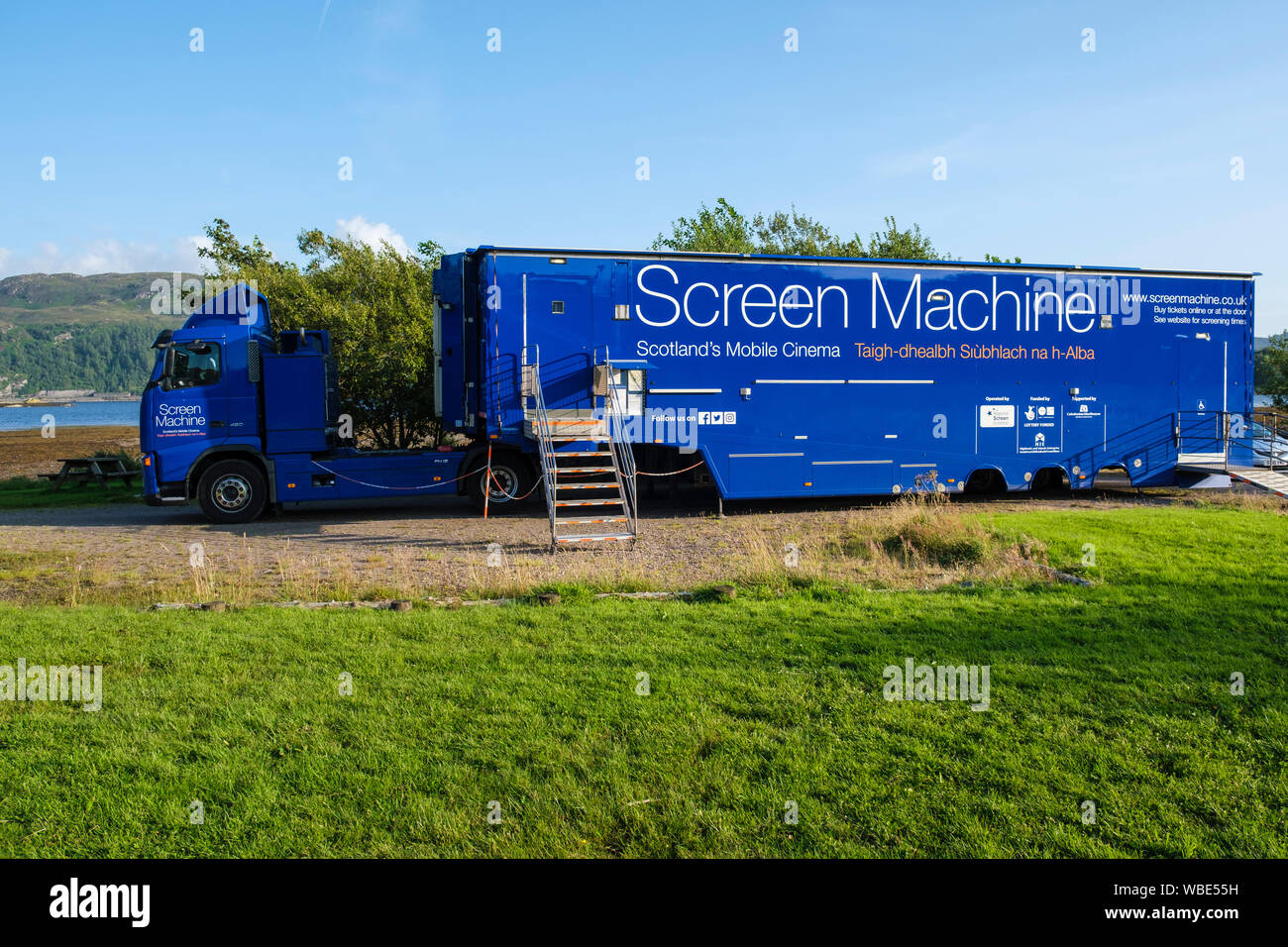 Bildschirm, mobiles Kino, Fahrten in die Highlands and Islands von Schottland. Am Battery Park, Lochcarron Dorf geparkt, für das Screening von Filmen. Stockfoto