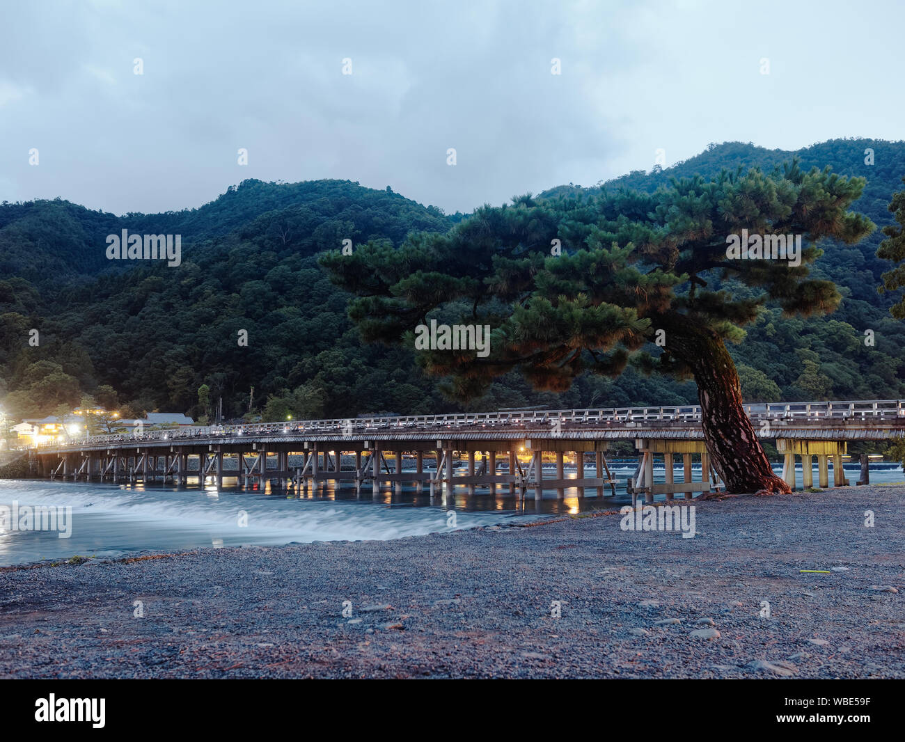 Togetsu-kyo Bridge und Katsura Fluss in der Dämmerung, Arashiyama, Kyoto, Japan. Stockfoto