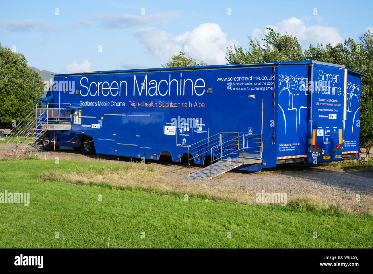 Bildschirm, mobiles Kino, Fahrten in die Highlands and Islands von Schottland. Am Battery Park, Lochcarron Dorf geparkt, für das Screening von Filmen. Stockfoto