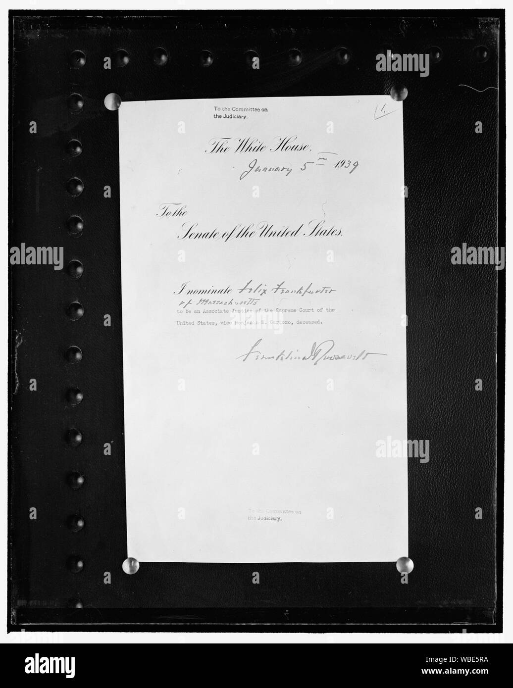 Frankfurter Nominierung. Washington, D.C., Jan. 6. Eine fotografische Kopie der Nominierung Felix Frankfurter an den Obersten Gerichtshof der USA als unterzeichnet und der Senat gesendet von Präsident Roosevelt, 1/6/39 Abstract / Medium: 1 Negativ: Glas; 4 x 5 in. oder kleiner Stockfoto