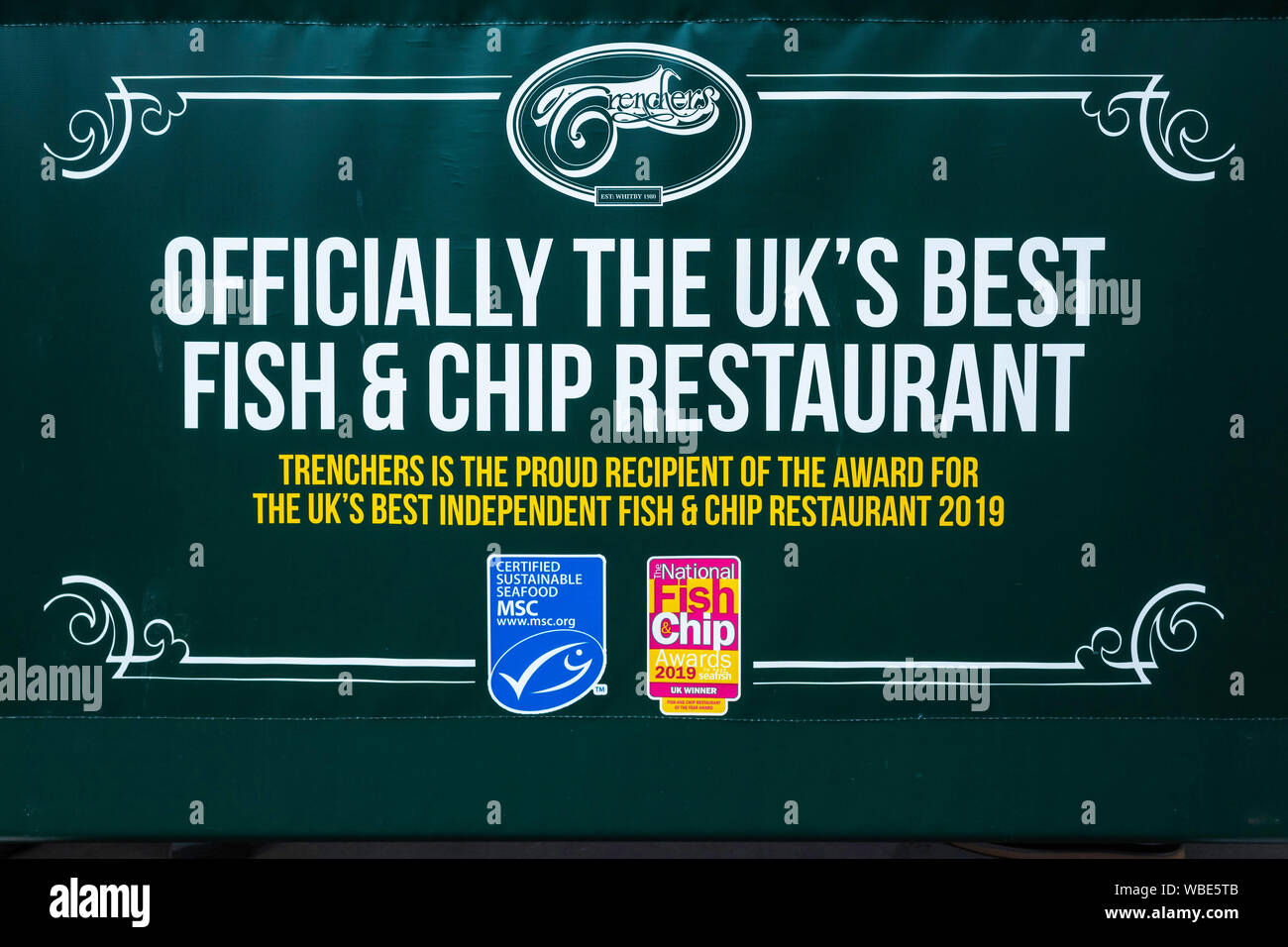 Bekanntmachung außerhalb Grabenfräsen Fisch und Chips Restaurant in Whitby offiziell Best Fish und Chips Restaurant 2019 Stockfoto