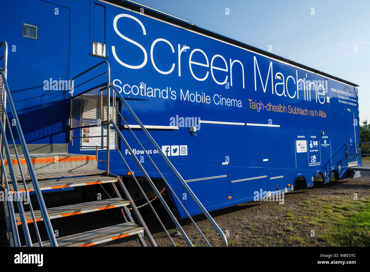 Bildschirm, mobiles Kino, Fahrten in die Highlands and Islands von Schottland. Am Battery Park, Lochcarron Dorf geparkt, für das Screening von Filmen. Stockfoto