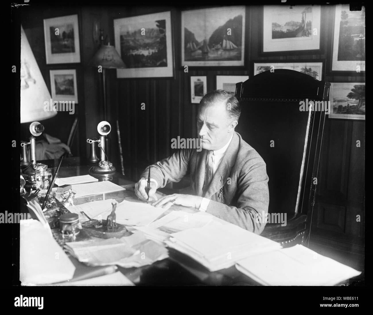 Franklin D. Roosevelt am Schreibtisch Abstract / Medium: 1 Negativ: Glas; 4 x 5 in. oder kleiner Stockfoto
