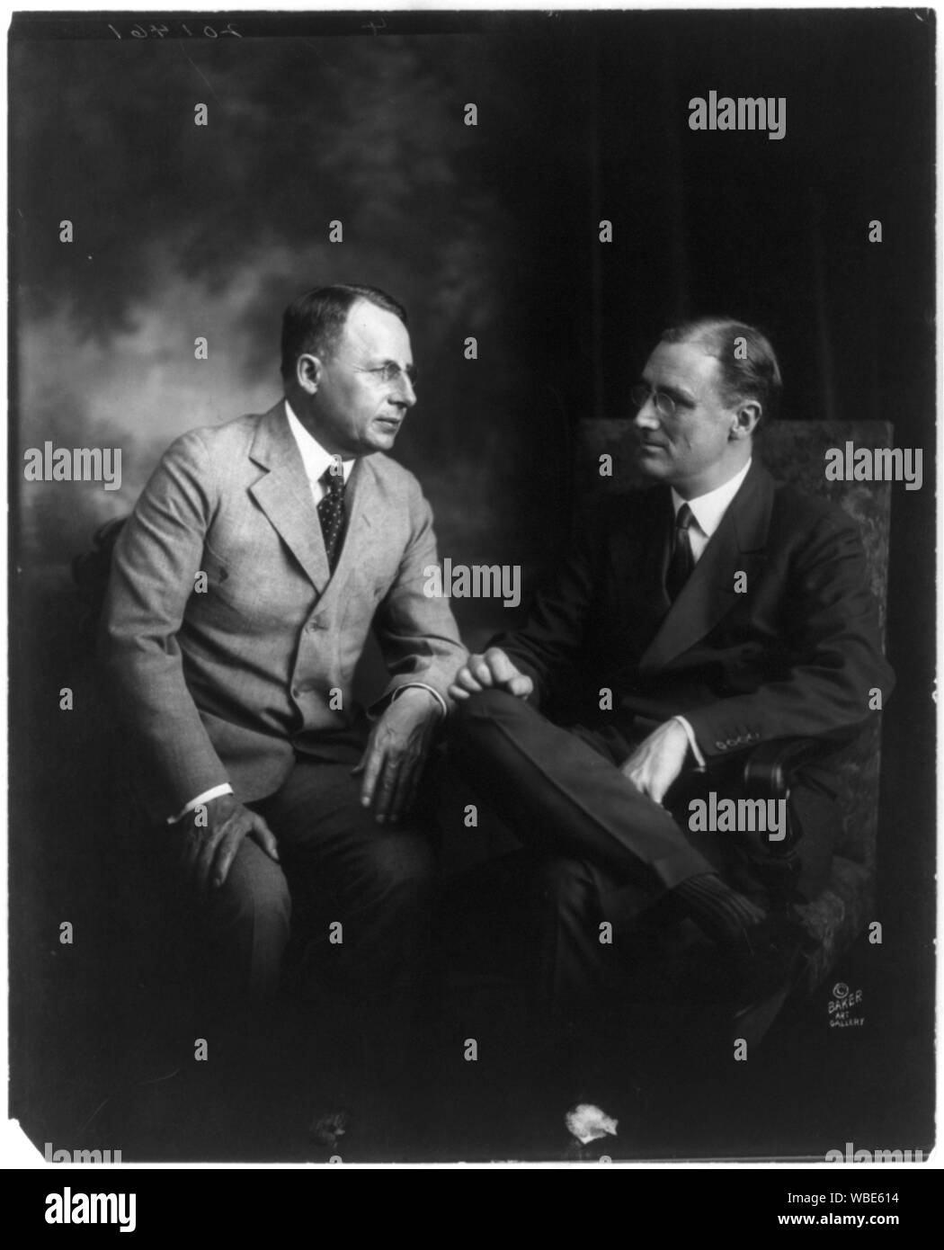 Franklin D. Roosevelt und reg. James Cox; beide sitzen, lgth. Abstract / Medium: 1 Fotoabzug. Stockfoto