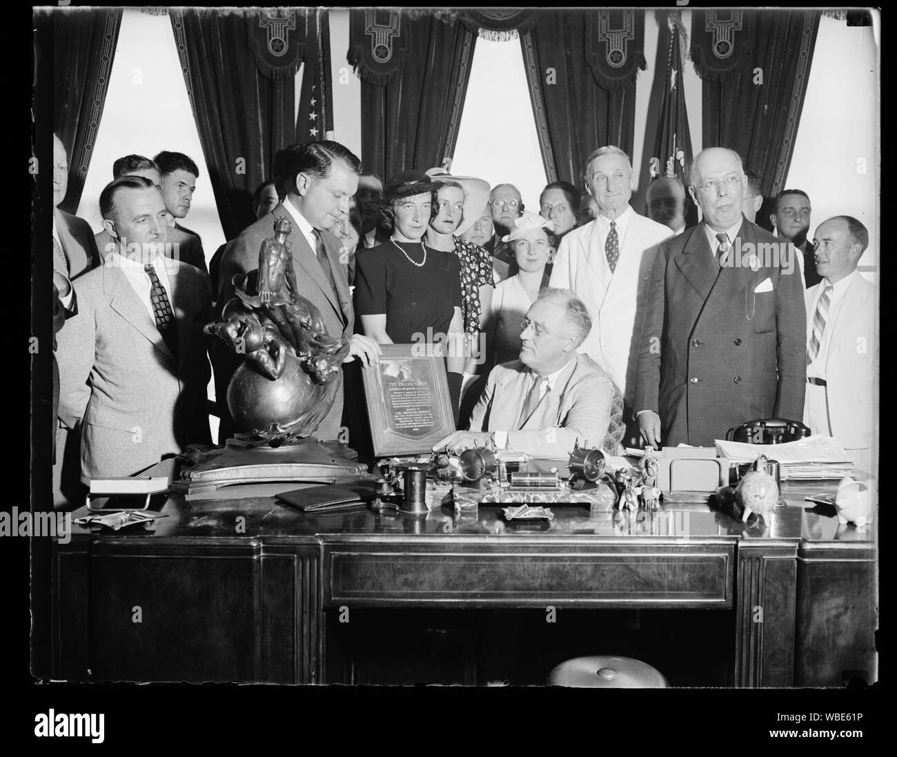 Franklin D. Roosevelt am Schreibtisch mit Gruppe und die Collier Trophy Abstract / Medium: 1 Negativ: Glas; 4 x 5 in. oder kleiner Stockfoto