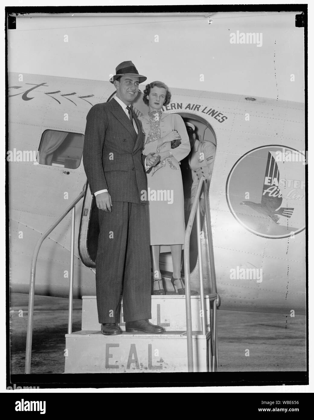 Franklin D., Jr., zurück mit der Braut. Washington, D.C., Sept. 11. Franklin D. Roosevelt, jr. und seine Braut, die ehemalige Miss Ethel Dupont, wie sie in Washington Flughafen heute auf dem Weg nach Jacksonville, Florida angekommen. Gerüchte, die es haben, Sie sind auf dem Weg zu einer Hochzeit, wenn man sie befragt die Antwort war, was Hochzeit, 9/11/37 Abstract / Medium: 1 Negativ: Glas; 4 x 5 in. oder kleiner Stockfoto