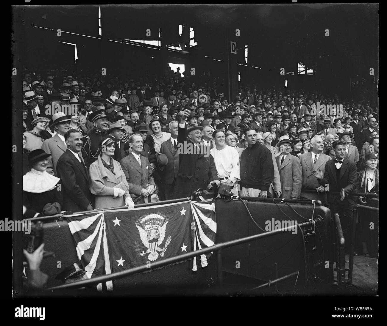 Franklin D. Roosevelt werfen Sie Ball am baseball spiel Abstract / Medium: 1 Negativ: Glas; 4 x 5 in. oder kleiner Stockfoto
