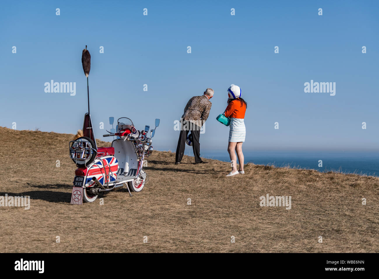 Ein mod Paar Blick über die Klippe bei Beachy Head durch Ihre 1960er Lambretta scooter mit Union Jack/Jack Aufkleber Stockfoto