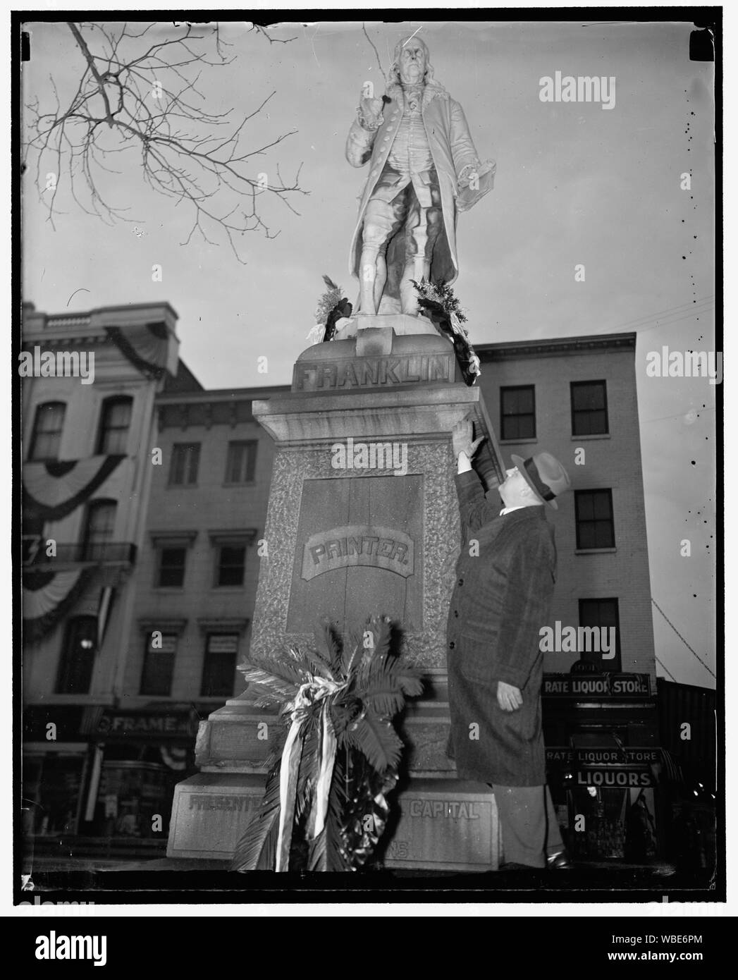 Franklin auf neue Penny, Lincoln auf neue Nickel? Washington D.C., 31.01.22. Henry Smythe, jr., der Stadt New York, hat in einem Brief an Finanzminister Morgenthau geschrieben und sie dazu auffordern, den Kopf von Benjamin Franklin 1938 schmücken die 1 Cent Stück und Abraham Lincoln's Speicher auf einem neuen nickle geehrt werden. Smythe ist der Gründer, National, in der Feier der Benjamin Franklin's Geburtstag, der war am vergangenen Sonntag, den 17. Januar 2005. Sein Profil überraschend ähnelt Präsident Roosevelts, 1/22/1937 Abstract / Medium: 1 Negativ: Glas; 4 x 5 in. oder kleiner Stockfoto