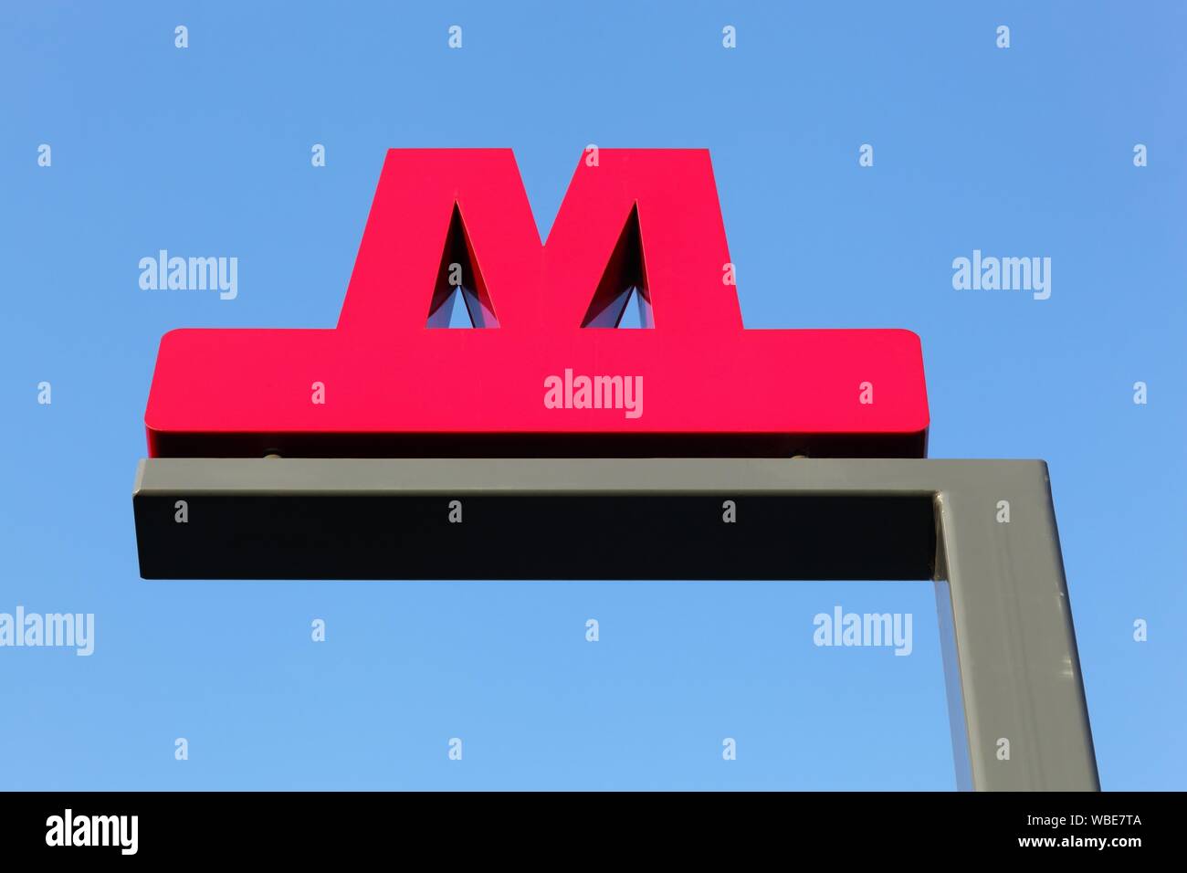 Kopenhagen, Dänemark - August 3, 2019: rote U-Zeichen auf einer Stange in Kopenhagen, Dänemark. Stockfoto