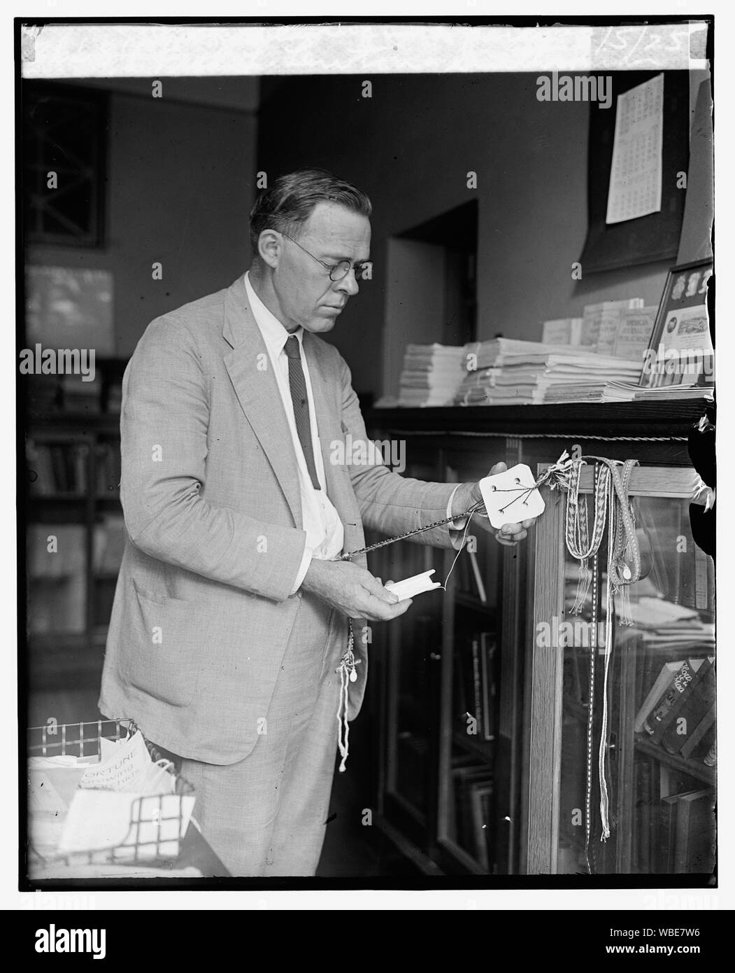 Fred L. Lewton, Smithsonian Inst., Weben mit Karten, 8/5/25 Abstract / Medium: 1 Negativ: Glas; 4 x 5 in. oder kleiner Stockfoto