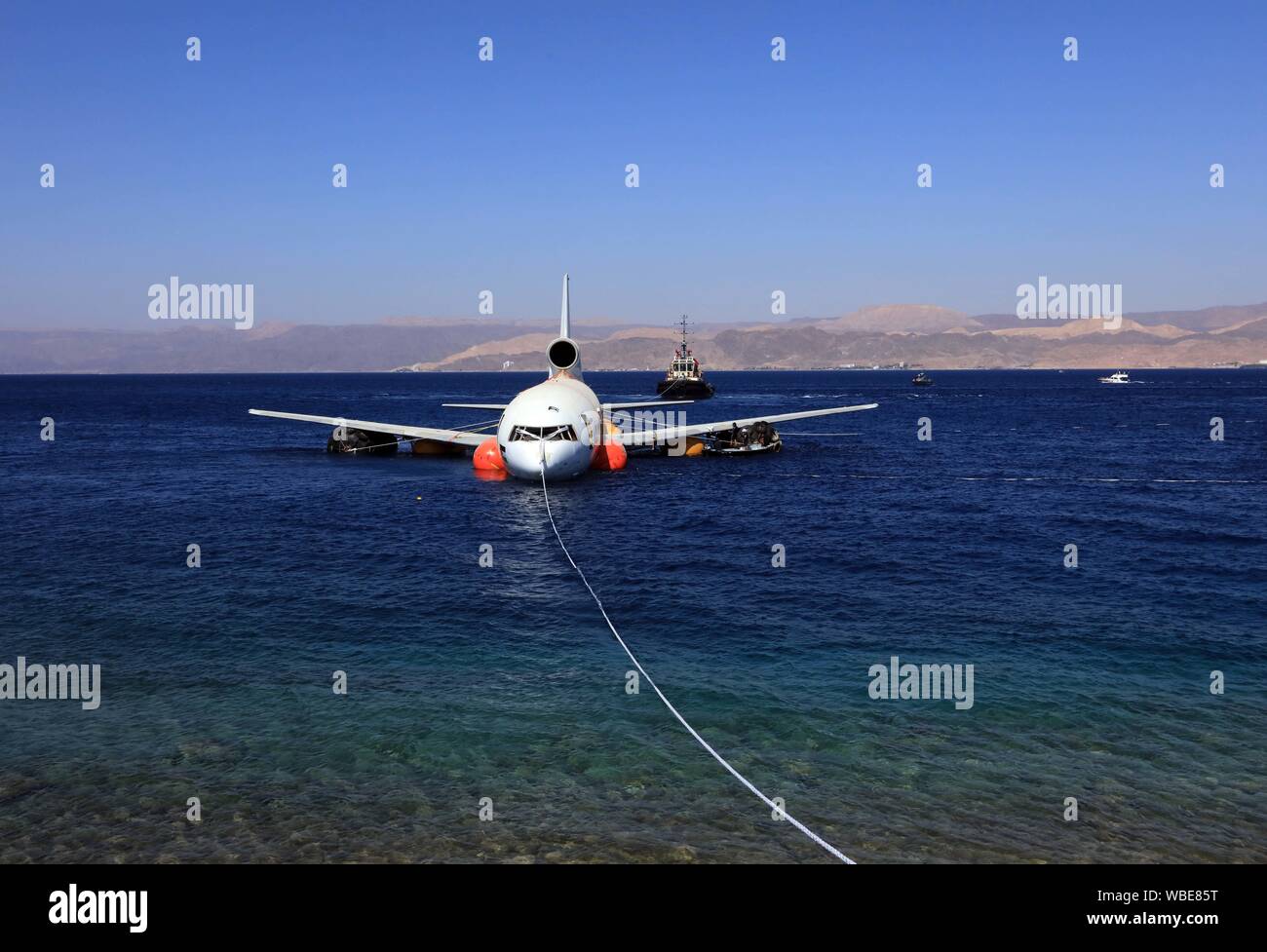 Aqaba, Jordanien. 26 Aug, 2019. Eine Lockheed L-1011 Tristar Ebene wird im Roten Meer in Aqaba, Jordanien unter Wasser, am 12.08.26., 2019. Die Aqaba Special Economic Zone Authority (ASEZA) in Jordanien am Montag ein stillgelegtes Verkehrsflugzeuge von Aqaba Unterwasser Military Museum Tauchplatz versenkt, um die Unterwasserwelt zu steigern. Quelle: Xinhua/Alamy leben Nachrichten Stockfoto