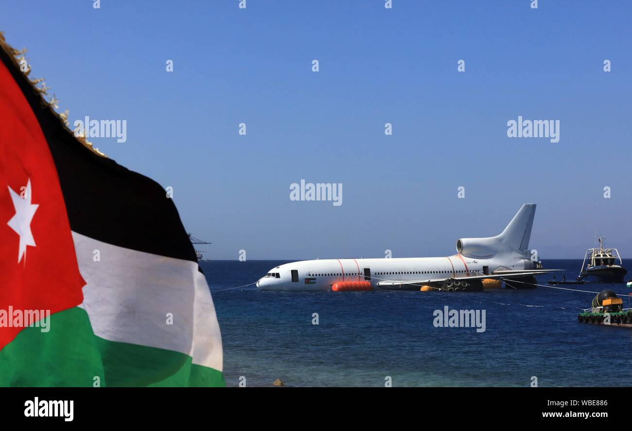 Aqaba, Jordanien. 26 Aug, 2019. Eine Lockheed L-1011 Tristar Ebene wird im Roten Meer in Aqaba, Jordanien unter Wasser, am 12.08.26., 2019. Die Aqaba Special Economic Zone Authority (ASEZA) in Jordanien am Montag ein stillgelegtes Verkehrsflugzeuge von Aqaba Unterwasser Military Museum Tauchplatz versenkt, um die Unterwasserwelt zu steigern. Quelle: Xinhua/Alamy leben Nachrichten Stockfoto