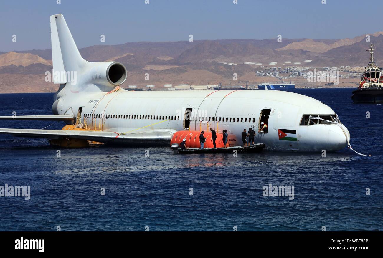 Aqaba, Jordanien. 26 Aug, 2019. Eine Lockheed L-1011 Tristar Ebene wird im Roten Meer in Aqaba, Jordanien unter Wasser, am 12.08.26., 2019. Die Aqaba Special Economic Zone Authority (ASEZA) in Jordanien am Montag ein stillgelegtes Verkehrsflugzeuge von Aqaba Unterwasser Military Museum Tauchplatz versenkt, um die Unterwasserwelt zu steigern. Quelle: Xinhua/Alamy leben Nachrichten Stockfoto