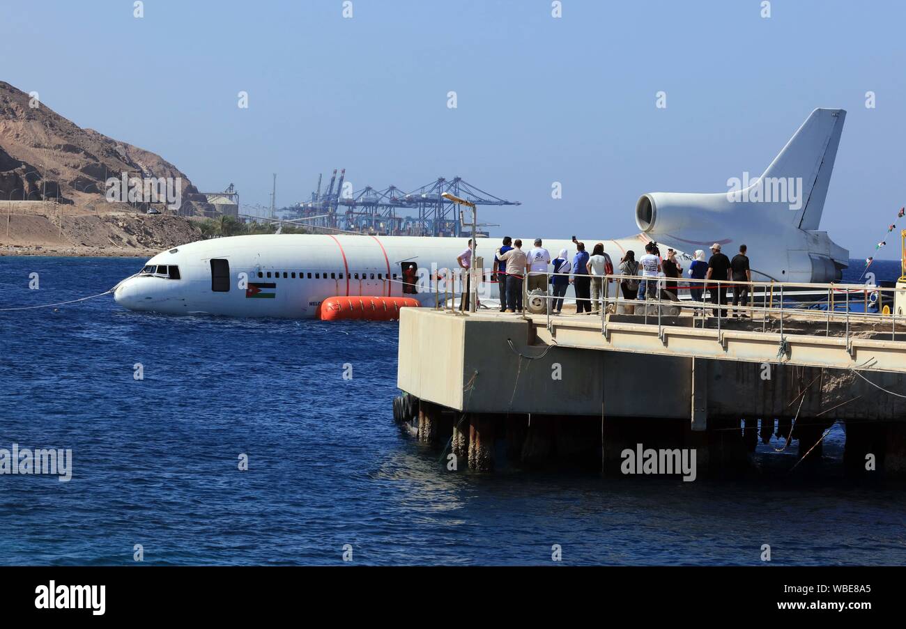Aqaba, Jordanien. 26 Aug, 2019. Eine Lockheed L-1011 Tristar Ebene wird im Roten Meer in Aqaba, Jordanien unter Wasser, am 12.08.26., 2019. Die Aqaba Special Economic Zone Authority (ASEZA) in Jordanien am Montag ein stillgelegtes Verkehrsflugzeuge von Aqaba Unterwasser Military Museum Tauchplatz versenkt, um die Unterwasserwelt zu steigern. Quelle: Xinhua/Alamy leben Nachrichten Stockfoto