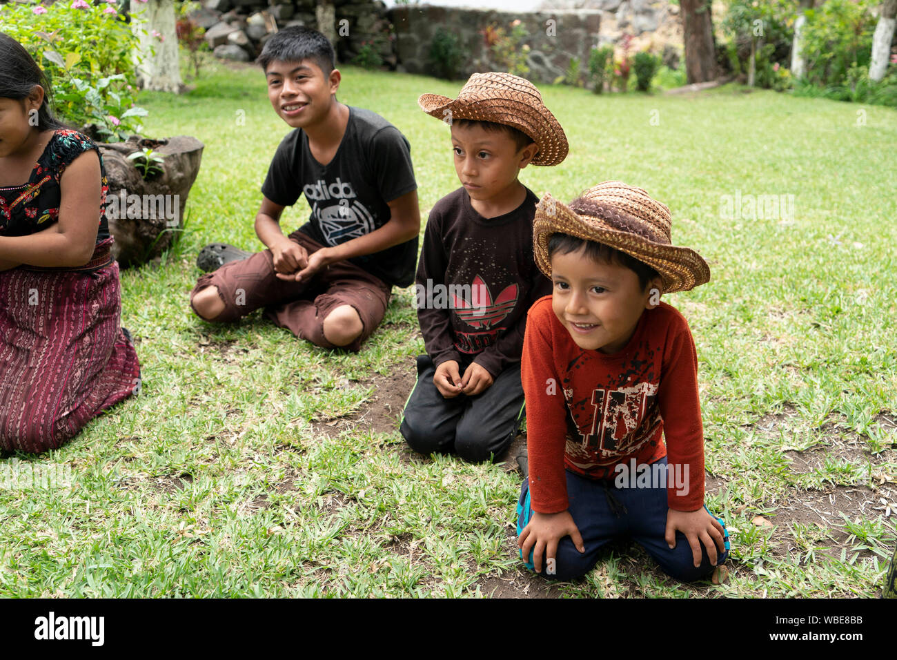 Kinder spielen an einem Tag weg von der Schule in dem kleinen Dorf Cerro de Oro am Ufer des Atitlán-See in Guatemala Hochland. Die Gegend ist ein beliebtes Ausflugsziel für Wanderer, die nahe gelegenen Berge und Vulkane zu besteigen. Stockfoto