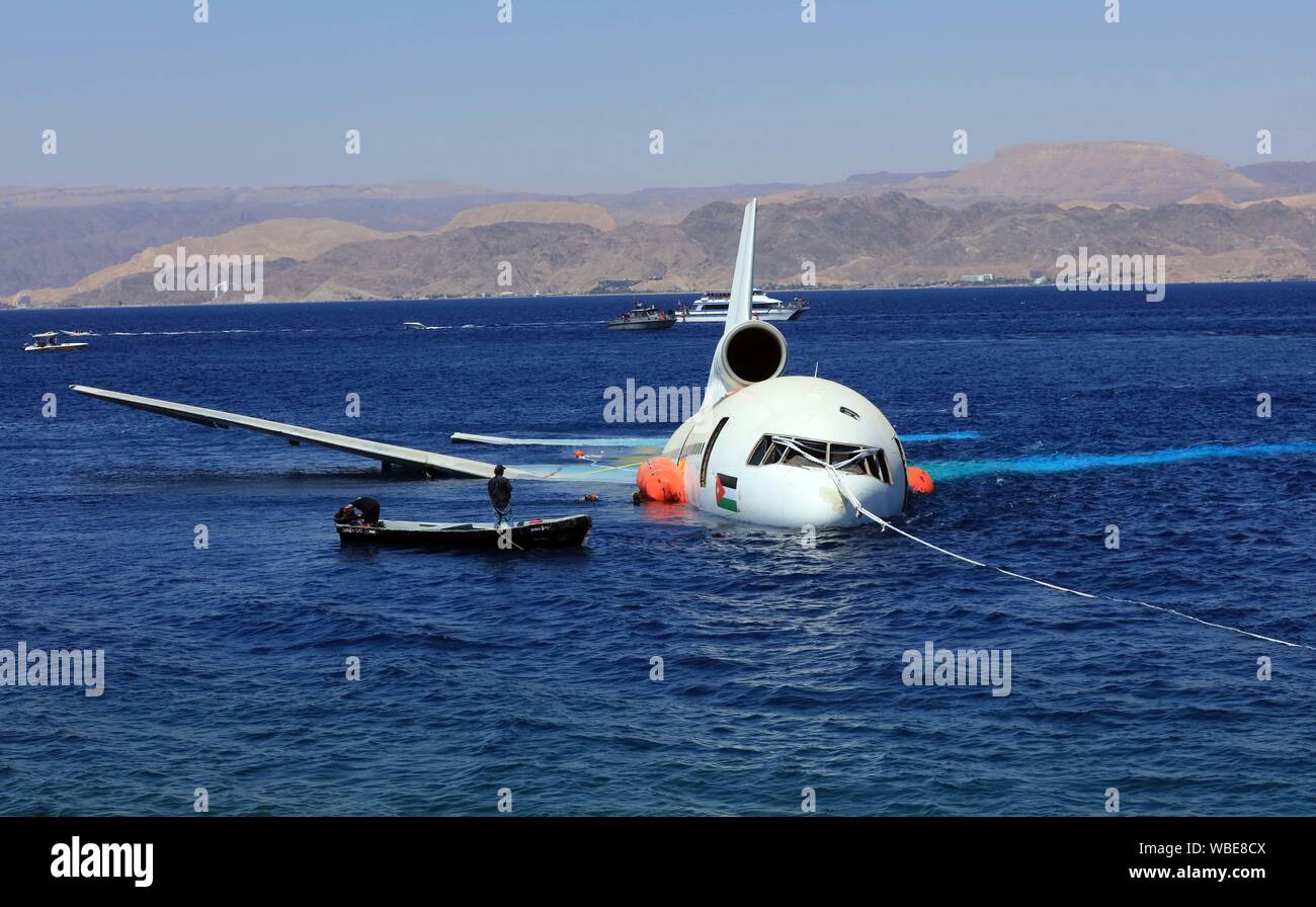 Aqaba, Jordanien. 26 Aug, 2019. Eine Lockheed L-1011 Tristar Ebene wird im Roten Meer in Aqaba, Jordanien unter Wasser, am 12.08.26., 2019. Die Aqaba Special Economic Zone Authority (ASEZA) in Jordanien am Montag ein stillgelegtes Verkehrsflugzeuge von Aqaba Unterwasser Military Museum Tauchplatz versenkt, um die Unterwasserwelt zu steigern. Quelle: Xinhua/Alamy leben Nachrichten Stockfoto