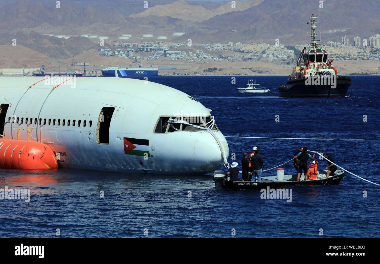 Aqaba, Jordanien. 26 Aug, 2019. Eine Lockheed L-1011 Tristar Ebene wird im Roten Meer in Aqaba, Jordanien unter Wasser, am 12.08.26., 2019. Die Aqaba Special Economic Zone Authority (ASEZA) in Jordanien am Montag ein stillgelegtes Verkehrsflugzeuge von Aqaba Unterwasser Military Museum Tauchplatz versenkt, um die Unterwasserwelt zu steigern. Quelle: Xinhua/Alamy leben Nachrichten Stockfoto