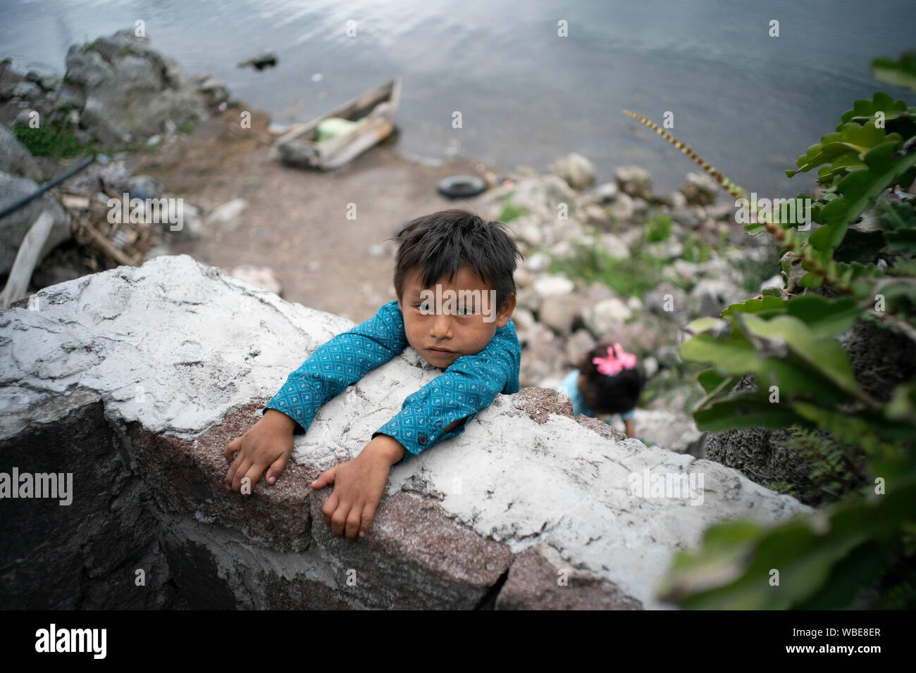 Kinder spielen an einem Tag weg von der Schule in dem kleinen Dorf Cerro de Oro am Ufer des Atitlán-See in Guatemala Hochland. Die Gegend ist ein beliebtes Ausflugsziel für Wanderer, die nahe gelegenen Berge und Vulkane zu besteigen. Stockfoto