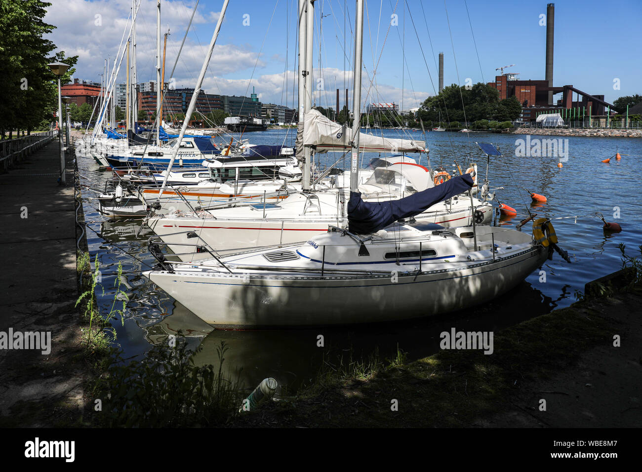 Festgebundene Segelboote in Merihaka Waterfront in Helsinki, Finnland Stockfoto