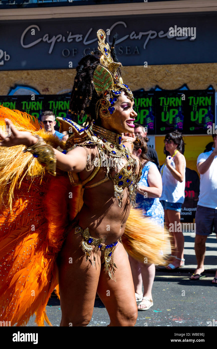 26. August 2019 - Samba Tänzerin in verzierten Bh und Kopfschmuck mit Feder Flügel, Notting Hill Carnival an einem heißen Feiertag Montag, London, UK Stockfoto
