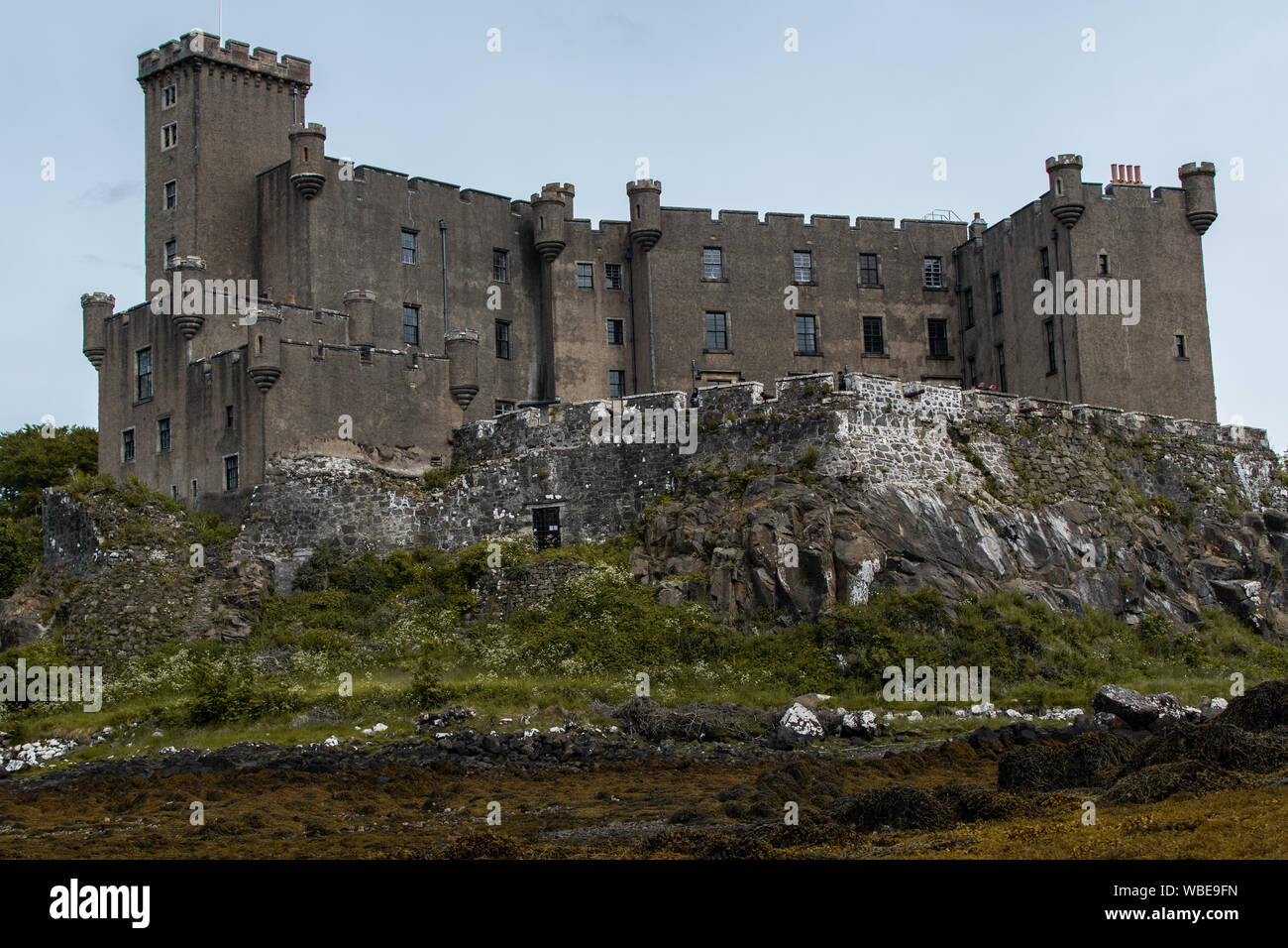 Dunvegan Castle an einem düsteren Tag, Schottland, Großbritannien Stockfoto