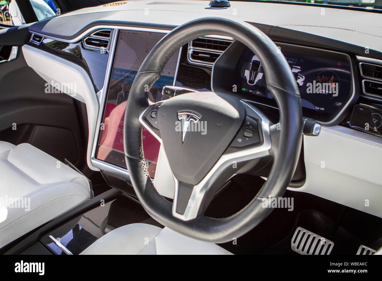Tesla Modell X SUV dashboard Elektrofahrzeug an der Ormskirk Motorfest in Lancashire, Großbritannien Stockfoto
