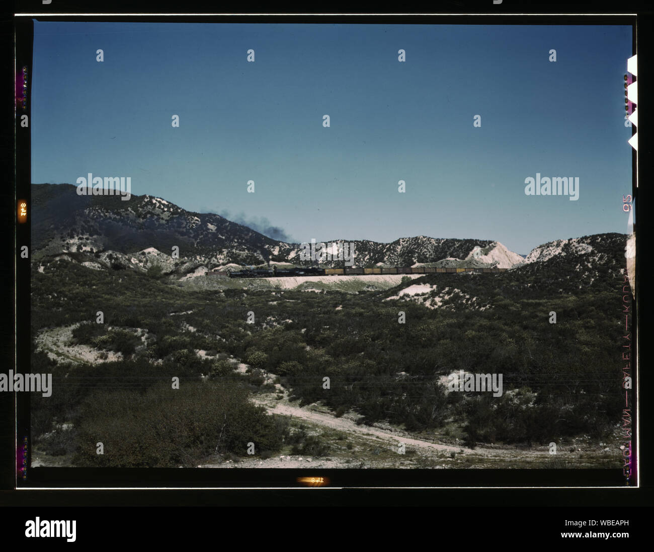 Güterzug mit zwei Helfer Motoren Erklimmen der steilen Grad von Cajon Pass (Richtung Westen), Cajon, Calif. Abstract / Medium: 1 Transparenz: Farbe. Stockfoto