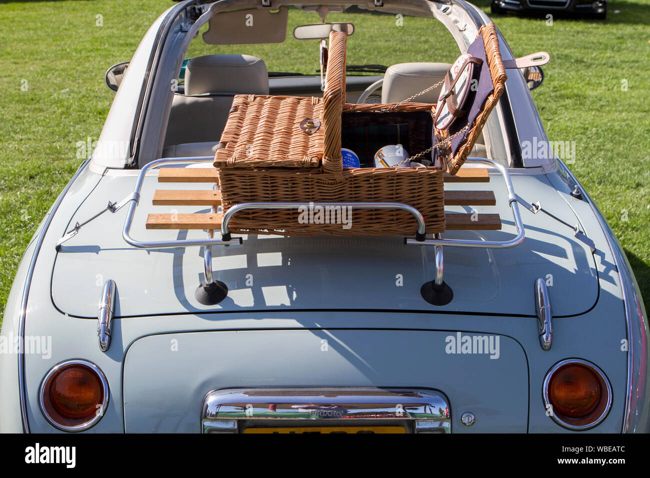 Retro-Picknickkorb und Vintage geflochtenen Körbe Stockfotografie - Alamy