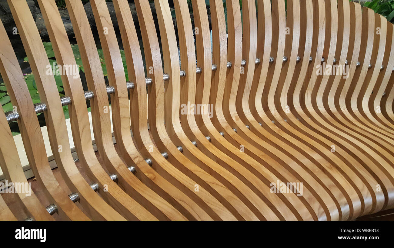 Die Geometrie der moderne Möbel wird durch die hölzernen Lattenrost Sitz demonstriert. Stockfoto