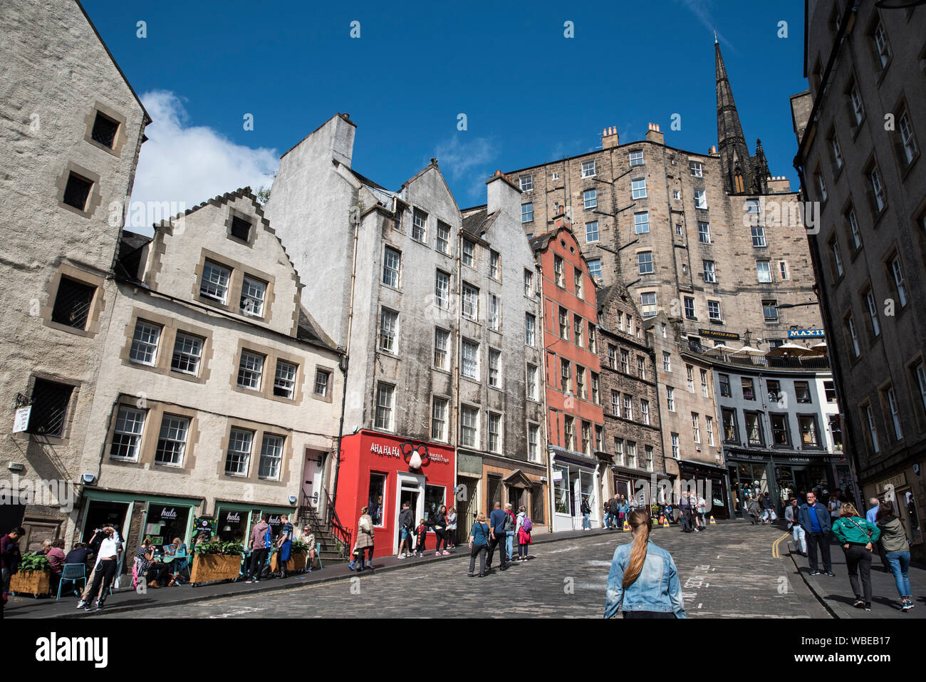 Einen sonnigen Sommertag am Fuße des Victoria Street in der Altstadt von Edinburgh. Stockfoto