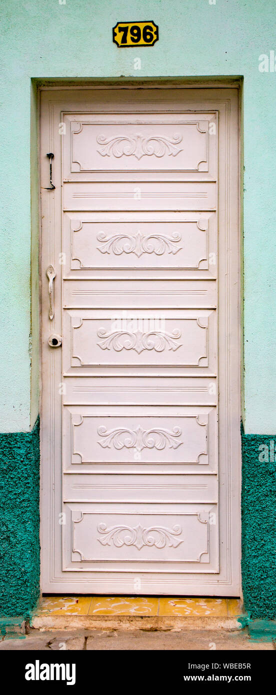 Trinidaad, Kuba 26.November 2017 - weiße Tür auf grüne Wand Stockfoto