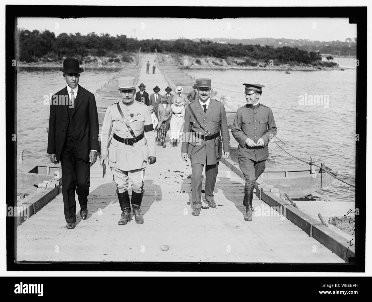 Französische Offiziere mit US-Armee Eng. Oberst der US Army Engineering Gebäude eine Pontonbrücke in Washington Kaserne, Washington, D.C. Abstract / Medium: Harris & Ewing Fotosammlung Stockfoto